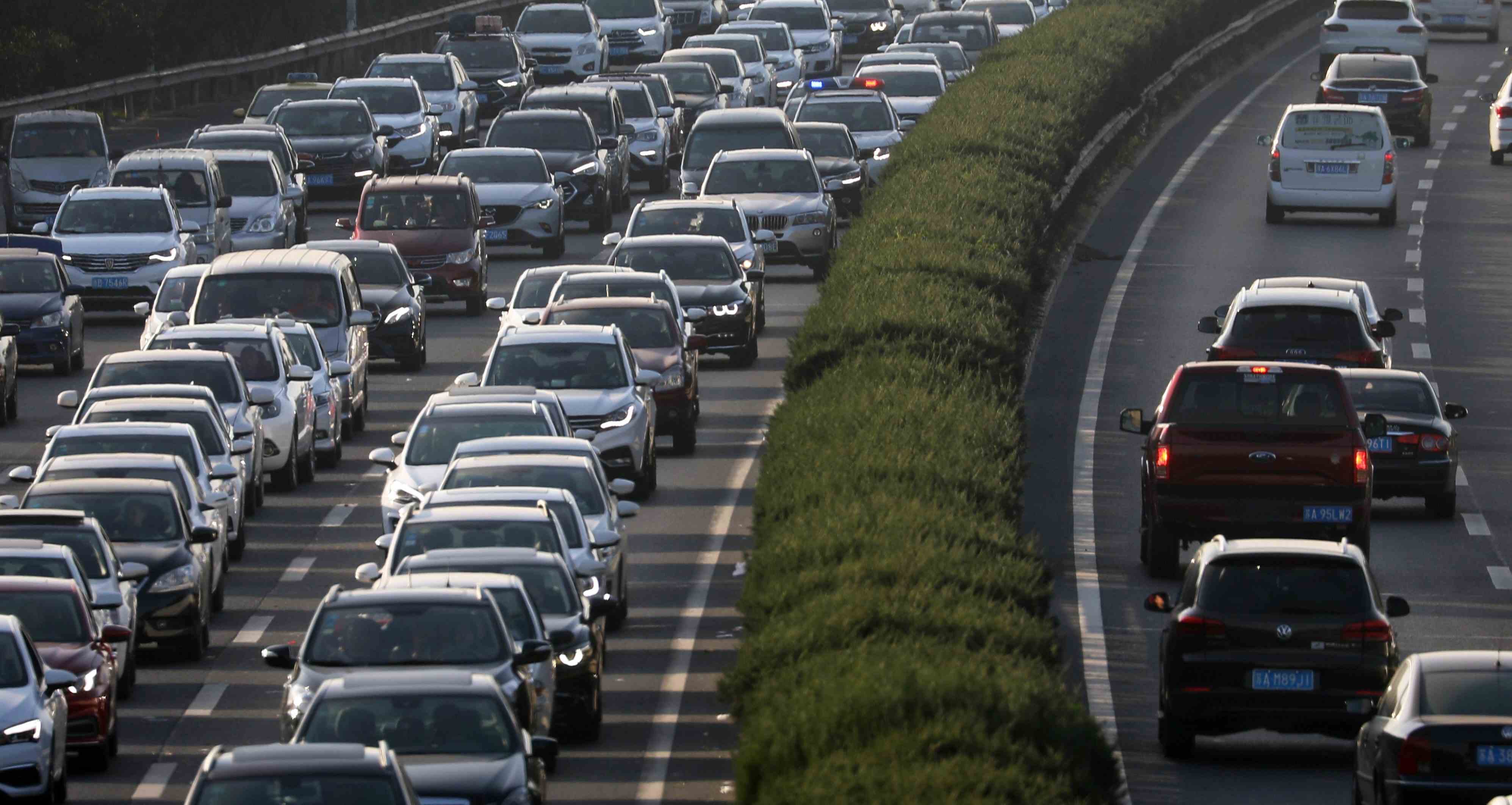 Luftaufnahme eines Staus, der Fahrzeuge auf der Autobahn zum Stillstand bringt, am 1. Oktober 2018 in Nanjing, Provinz Jiangsu in China.