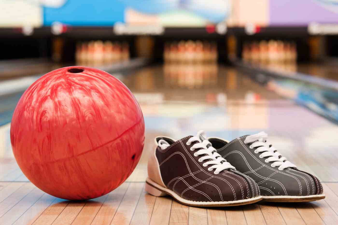 Bowlingschuhe und Ball auf der Bahn