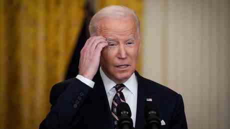 Biden beordert Truppen in die an Russland angrenzenden Laender —