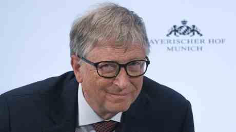 Bill Gates sagt dass Omicron Immunitaet „leider schneller verbreitet als