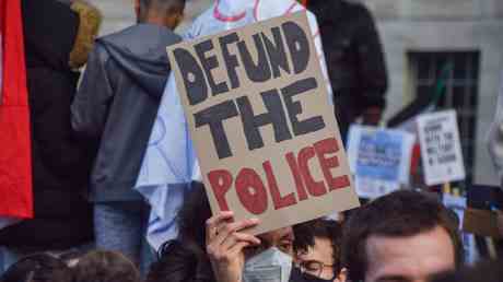 Defund the Police ist „tot erklaert Pelosi — World