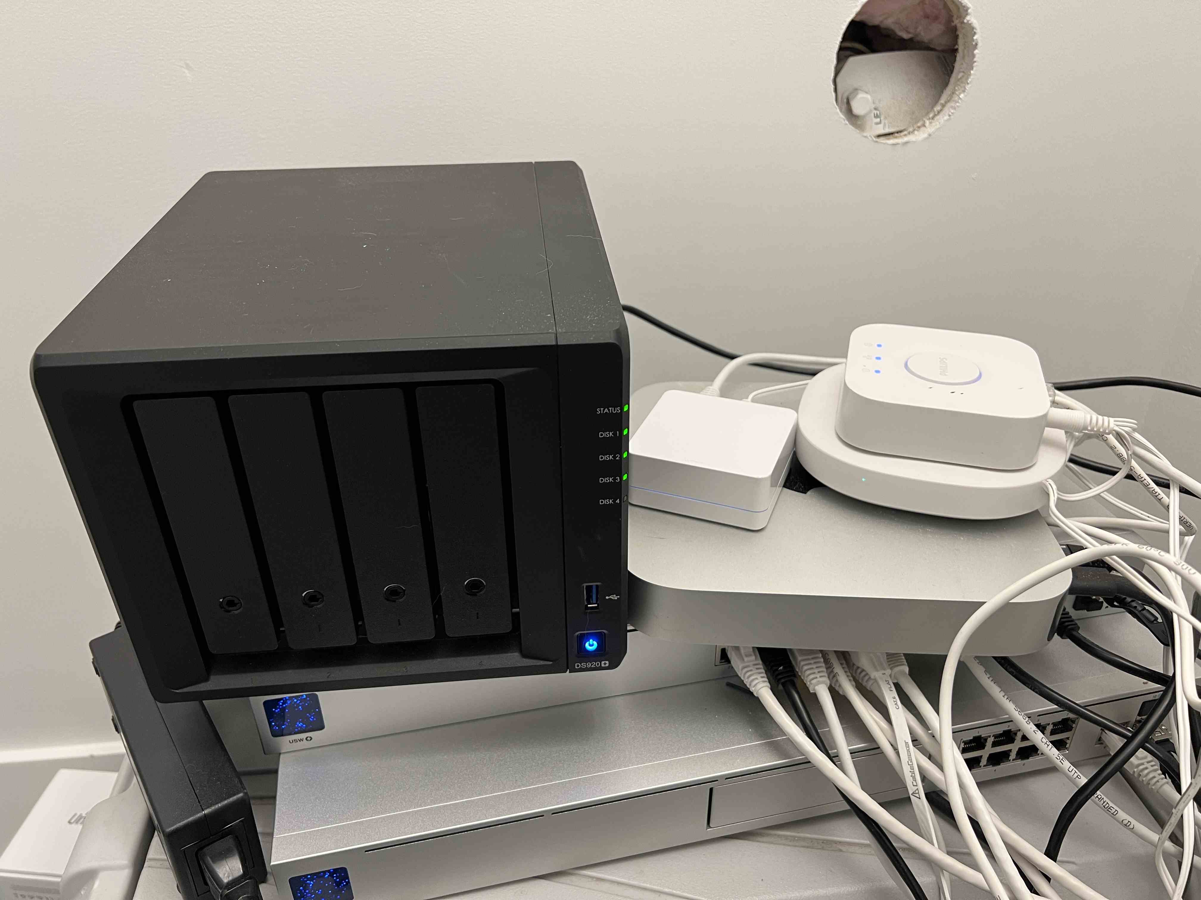 Owens Smart Hubs in einem Schrank