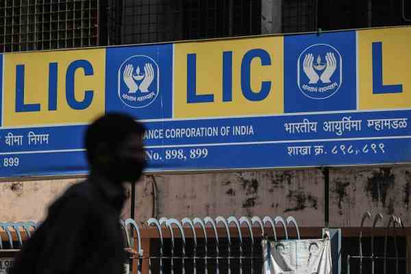 Der staatliche Versicherer LIC will beim groessten Boersengang Indiens –