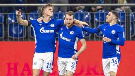 Deutscher Fussballverein entscheidet ueber Gazprom Logos