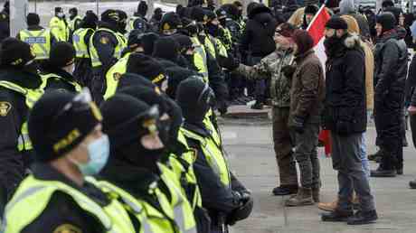 Die Polizei verhaftet die letzten Demonstranten an der Grenze zwischen