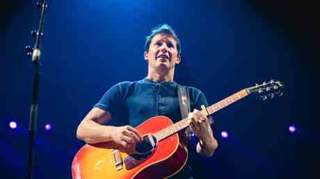 James Blunt bietet Hilfe bei der Aufloesung von Protesten an