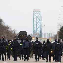 Kanadische Polizei beendet Brueckenblockade nach fast einer Woche