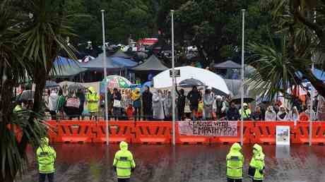 Neuseeland wendet ungewoehnliche Taktiken an um Anti Mandats Demonstranten aufzuspueren — World