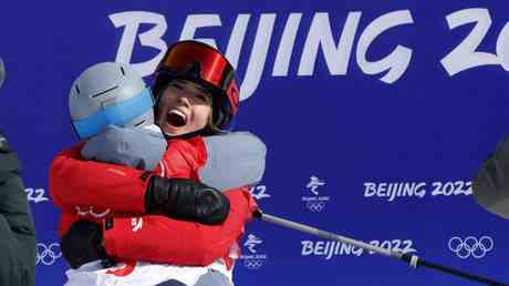 Skifahrer der die USA gegen China eingetauscht hat steigt zur