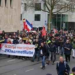 Tausende Demonstranten gehen Protestmarsch gegen Corona Massnahmen durch das Zentrum von