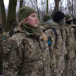 Ukrainer die gegen die Russen kaempfen wollen bekommen eine Waffe