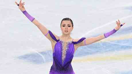 Valieva fuehrt nach kurzer Skate Routine in Peking — Sport