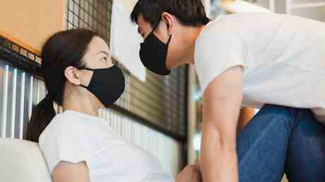 Vor dem Valentinstag wird Verliebten geraten beim Sex Masken zu