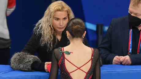 Wer ist der Trainer im Zentrum von Kamila Valievas olympischem