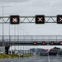 A28 bei Rouveen nach einem Einzelfahrzeugunfall mit mehr als fuenf