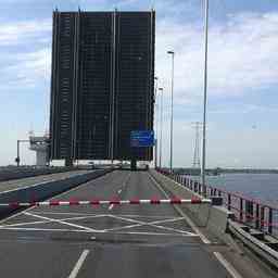 Autofahrer aufgepasst Die Haringvliet Bruecke ist in diesen Naechten gesperrt