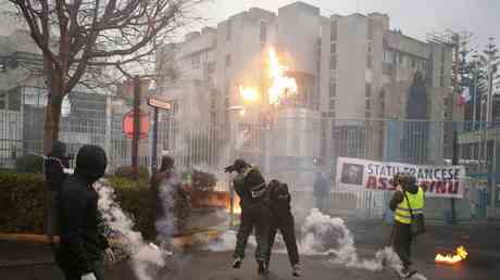 Frankreich bereitete sich darauf vor Autonomie mit unruhigem Provinzminister zu