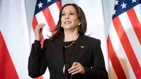 Kamala Harris lacht nach einer Frage zu ukrainischen Fluechtlingen —