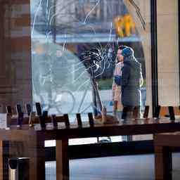 Ungefaehr zwanzig Personen nehmen nach der Apple Store Entfuehrung am Nachsorgeabend