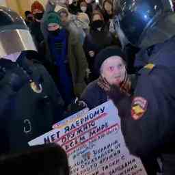 Videos Russische Polizei nimmt 77 jaehrigen Ueberlebenden der Leningrader Belagerung