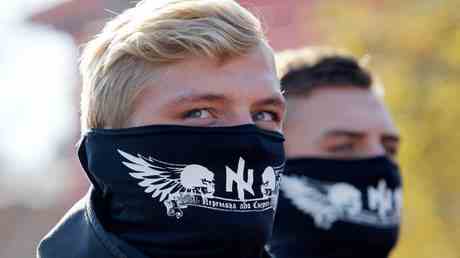 Westliche Neonazis stroemen fuer ihre eigenen Zwecke in die Ukraine