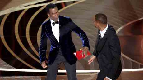 Will Smith hat Chris Rock „wie ein Maedchen geschlagen sagt