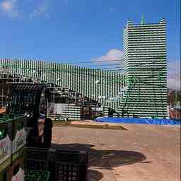 Zwanziger Studenten bauen 36 Meter lange Bierkistenbruecke JETZT