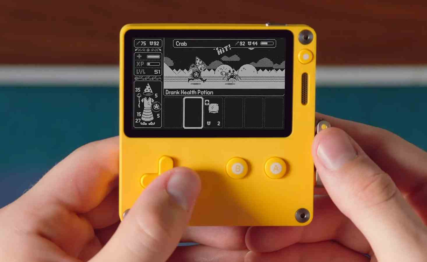 Der Playdate-Handheld mit einer Person, die darauf ein Spiel spielt.