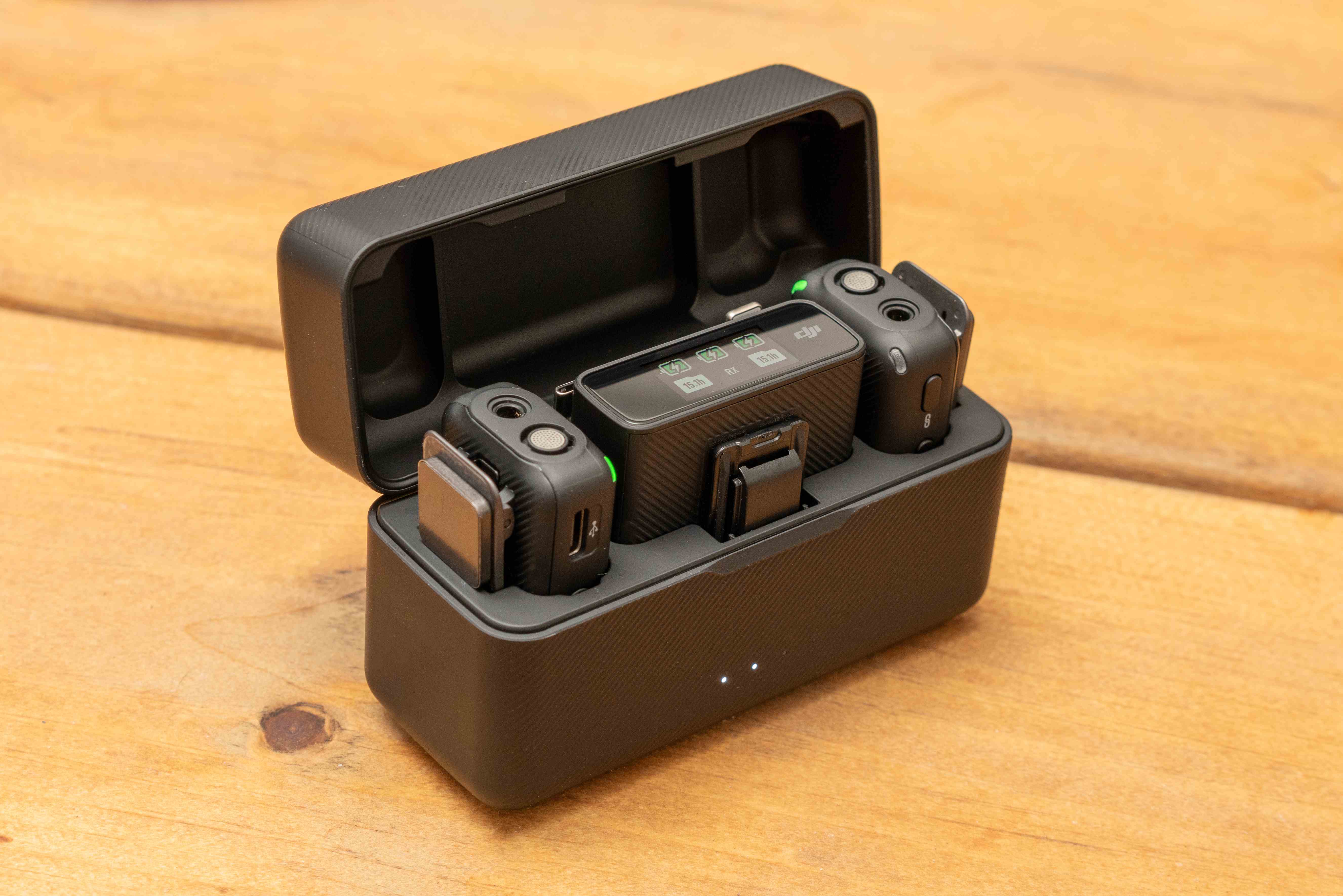 DJI MIc-Box, offen mit Mikrofonen und Empfängern