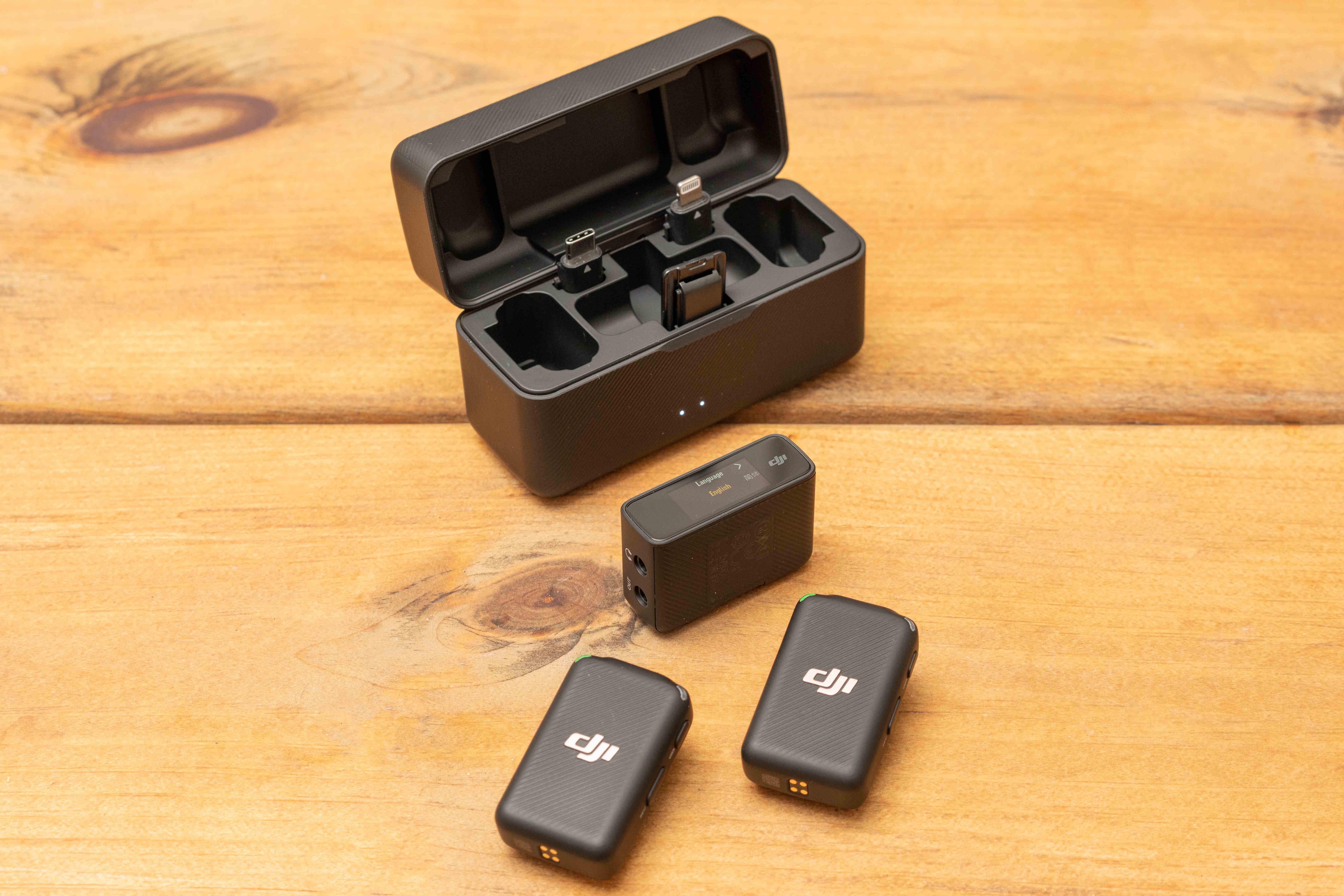 DJI Mikrofonbox, offen mit Mikrofonen und Empfängern aus der Box