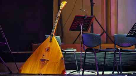 Balalaika im Vergleich zum Hakenkreuz — Unterhaltung