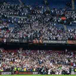 Barcelona Anhaenger veranstalten Protestmarsch nach dem Einmarsch der Frankfurter Fans im