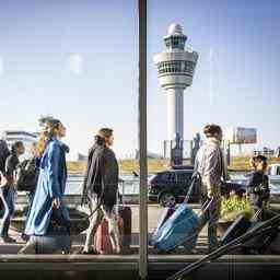 Der geschaeftige Morgen auf Schiphol verursacht lange Schlangen und Verzoegerungen