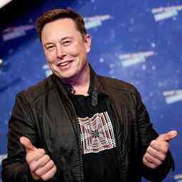 Der leidenschaftliche Twitterer Elon Musk interessiert sich fuer Twitter Share