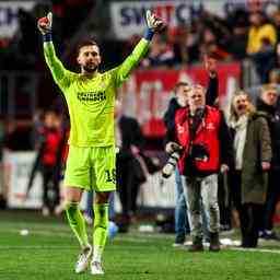 Der ungeschickte PSV Keeper Drommel bedauert die Ehrenrunde fuer die Fans