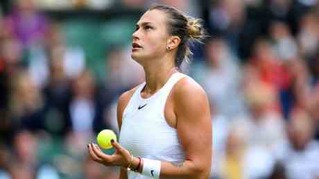 Die Tour der Frauen greift Wimbledon an weil es russische