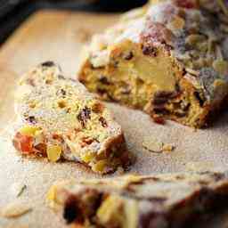 Gerade beim Osterfruehstueck kommt der teure Osterstollen auf den Tisch