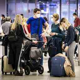 Immer noch lange Warteschlangen trotz abnehmender Menschenmassen auf Schiphol