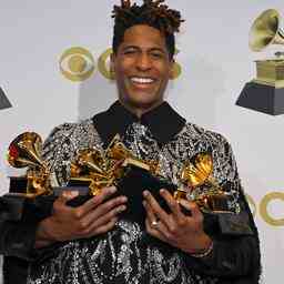 Jon Batiste und Silk Sonic erfuellen Lieblingsrolle bei den Grammys