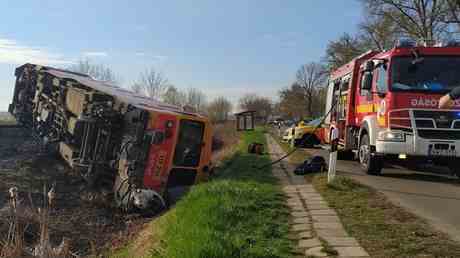 Mehrere Tote als ein Lastwagen in einen Zug krachte FOTOS