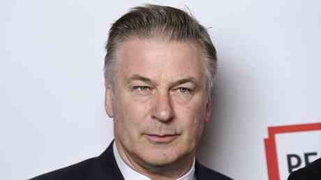 SEHEN SIE wie Alec Baldwin den Revolver schwingt bevor er