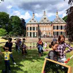 Schloss Duivenvoorde feiert 200 Jahre Mauritshuis mit vielen Blumen