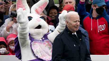 Trump aeussert sich zu Bidens Osterhasen Moment — World