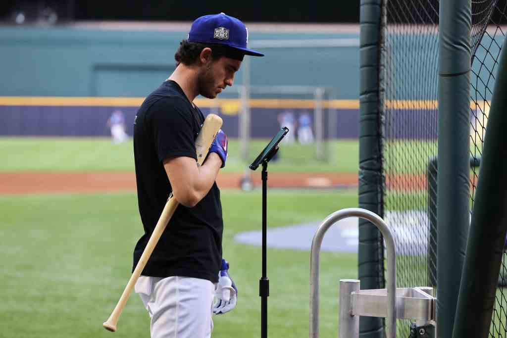 ARLINGTON, TX – 21. OKTOBER: Cody Bellinger #35 der Los Angeles Dodgers schaut auf ein iPad während des Schlagtrainings vor Spiel 2 der World Series 2020 zwischen den Los Angeles Dodgers und den Tampa Bay Rays im Globe Life Field am Mittwoch, Oktober 21., 2020 in Arlington, Texas.  (Foto von Alex Trautwig/MLB Photos via Getty Images)