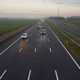 Zwei Autos landen auf der A50 bei Hattem in der