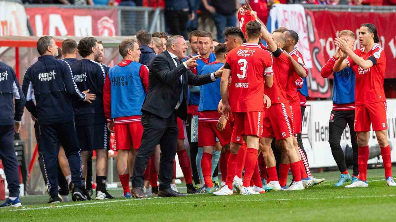 Beim 1:0 hielt Torschütze Vaclav Cerny das Trikot von Lukoki hoch.