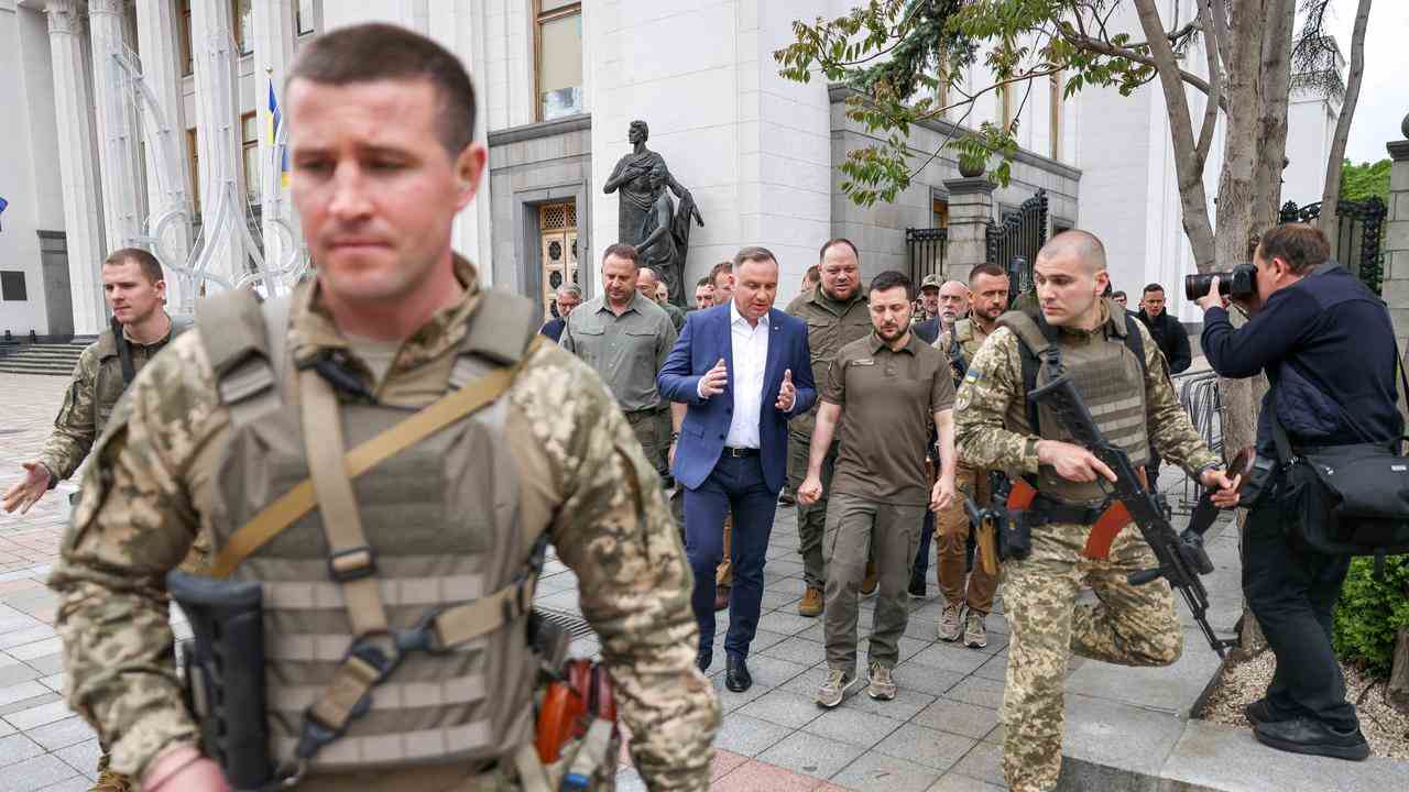 Duda und Zelensky gingen am Sonntag schwer bewacht eine Straße in Kiew entlang.