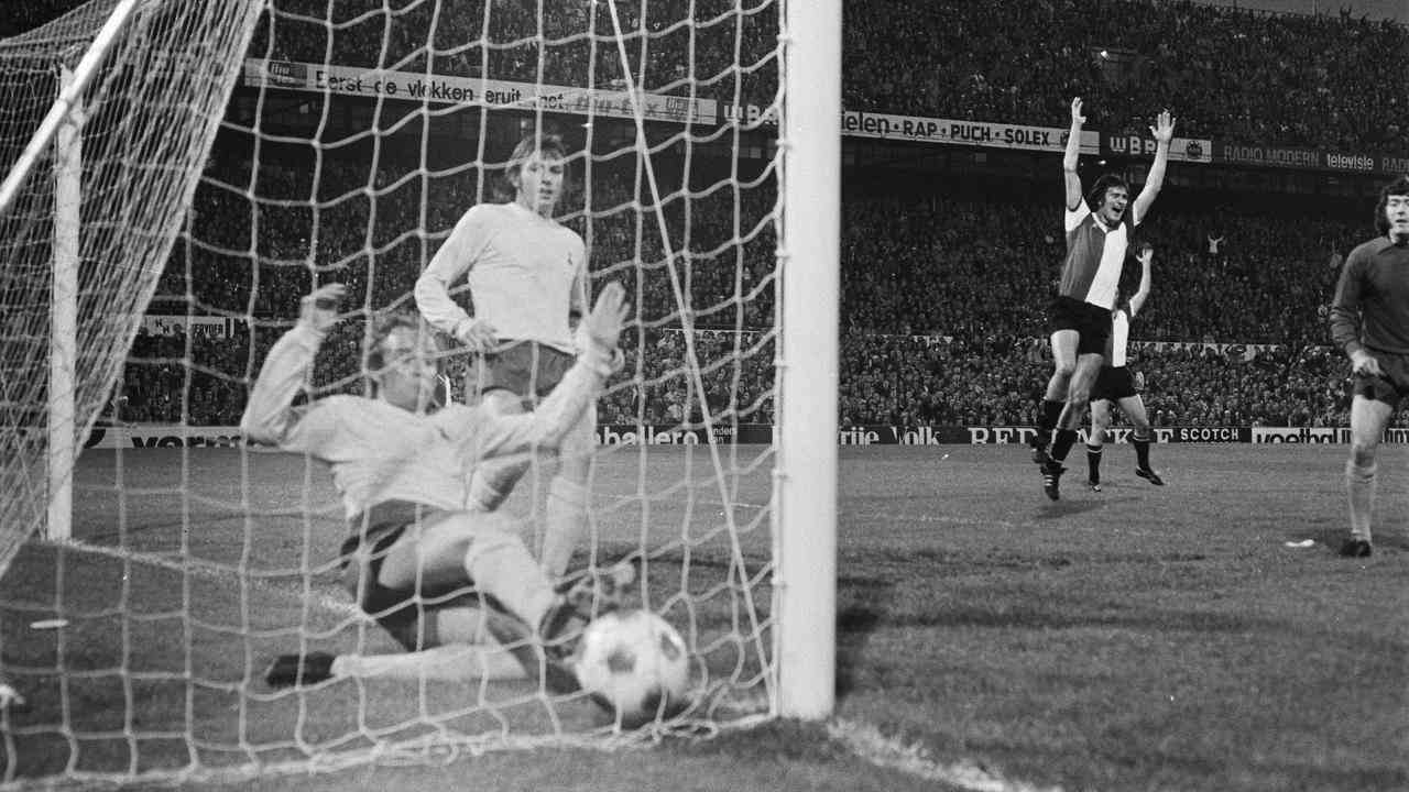 Lex Schoenmaker (rechts) jubelt nach Peter Ressels 2:0 im Rückspiel in De Kuip.