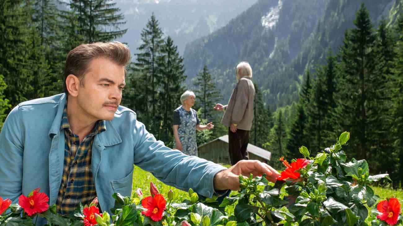 Clovis Cornillac spielt Pierre, der seine Berge nie verlassen hat, wo er mit Bienen spricht und Blumen züchtet.