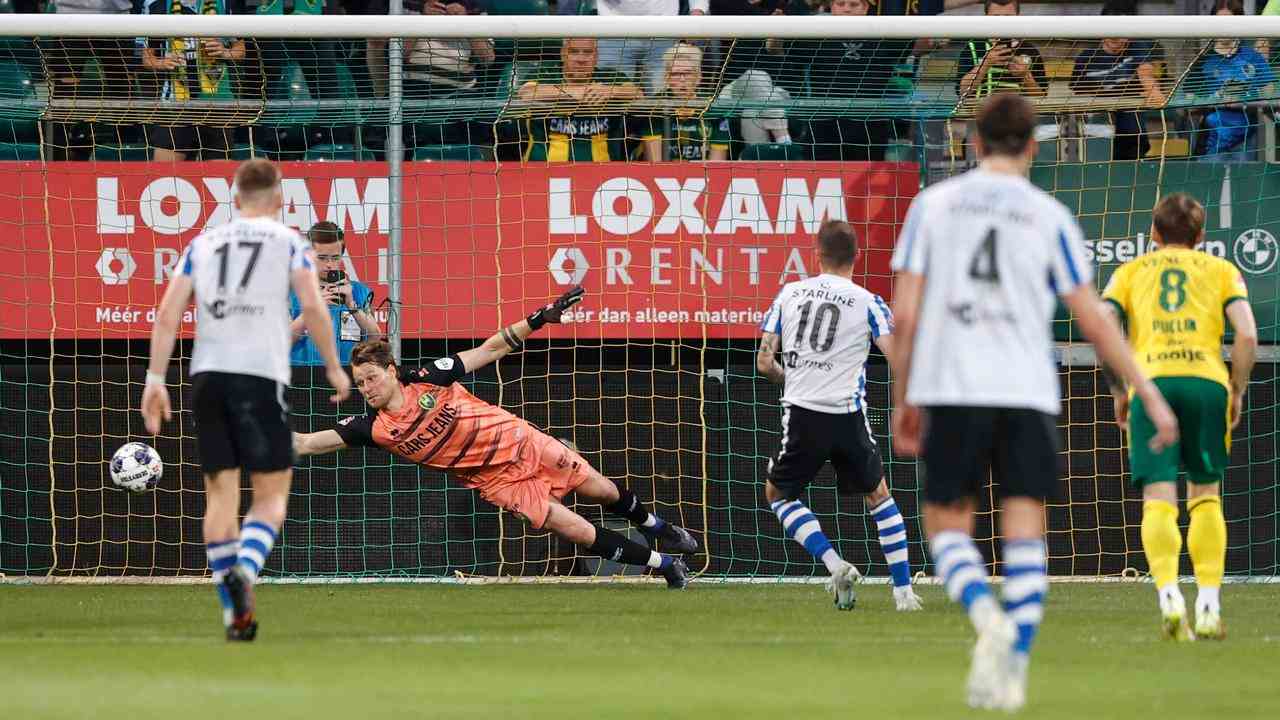 Durch einen verwerteten Elfmeter von Joey Sleegers darf der FC Eindhoven noch auf den Aufstieg in die Eredivisie hoffen.